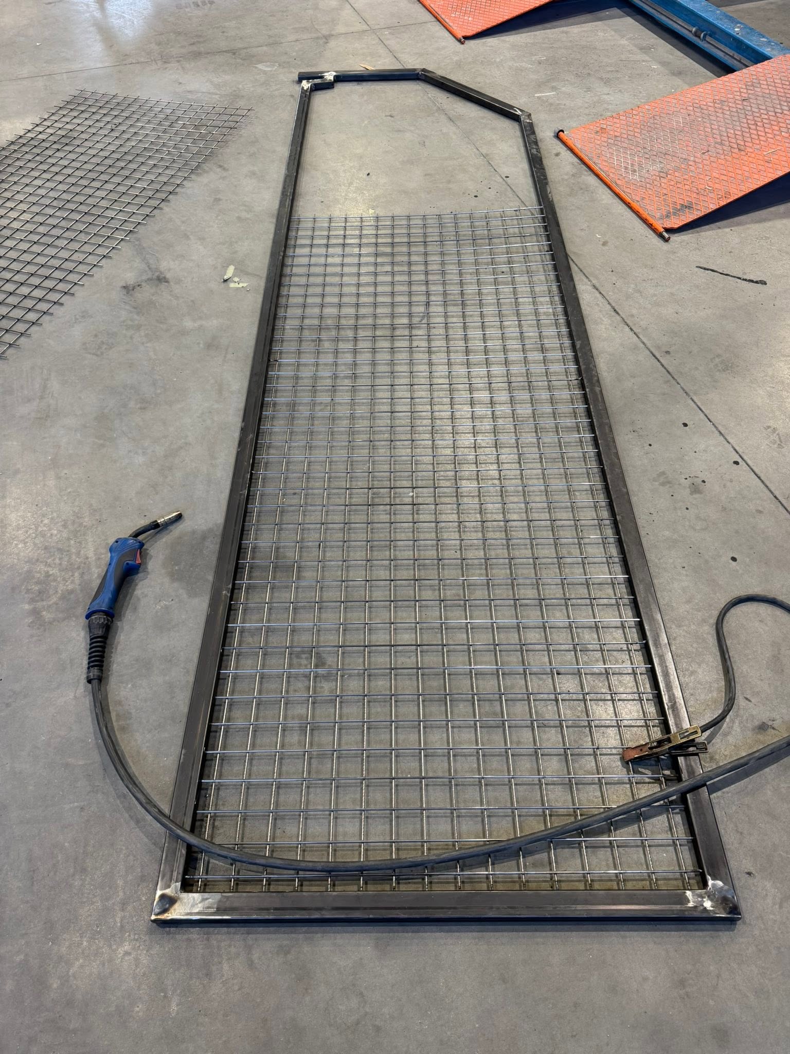 Fabrication sur mesure du cadre et mise en place du treillis